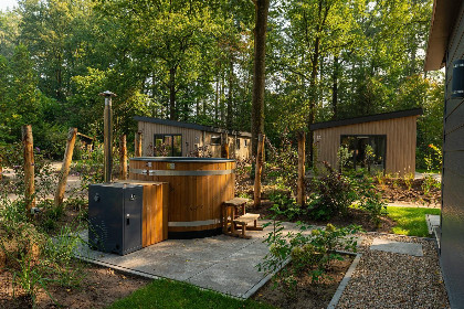 006 Tiny House voor 4 personen met een hottub op de Bosgraaf in Lieren