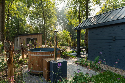 007 Tiny House voor 4 personen met een hottub op de Bosgraaf in Lieren