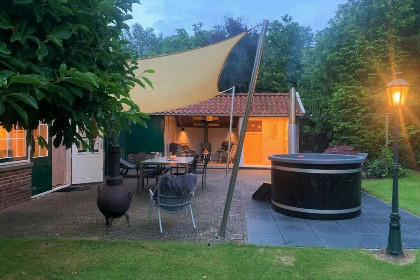 007 Luxe 5 persoons vakantiehuis met hottub, Finse sauna en sunshower in de Achterhoek