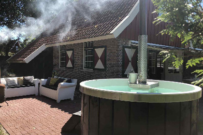 009 Modern wellnesshuis voor 4 personen met hottub, sunshower, regendouche en ligbad