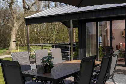 004 Comfortabel vierpersoons lodge met overdekt terras in de Achterhoek nabij Lochem