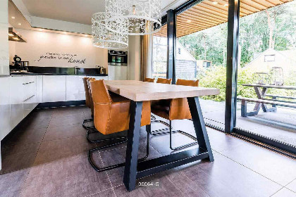 004 Modern ingerichte villa voor 6 personen met een bubbelbad op een vakantiepark