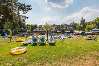 009 Modern ingerichte villa voor 6 personen met een bubbelbad op een vakantiepark