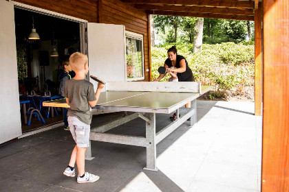 017 Modern ingerichte villa voor 6 personen met een bubbelbad op een vakantiepark