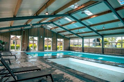 010 4 persoons chalet op park met wellness faciliteiten en geschikt voor watersportliefhebbers