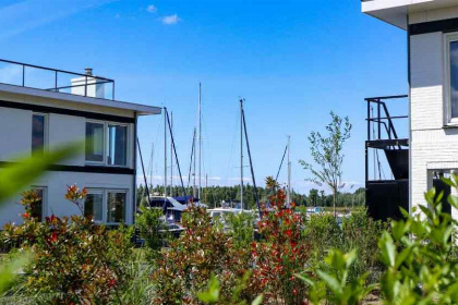 018 4 persoons Tiny House op park met wellness faciliteiten en geschikt voor watersport