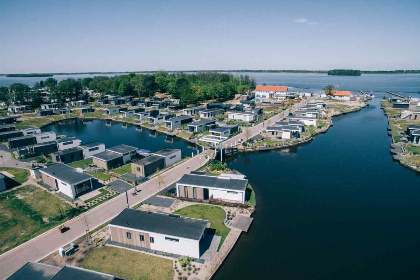 011 Leuk vakantiehuis voor 6 personen op een vakantiepark aan het water