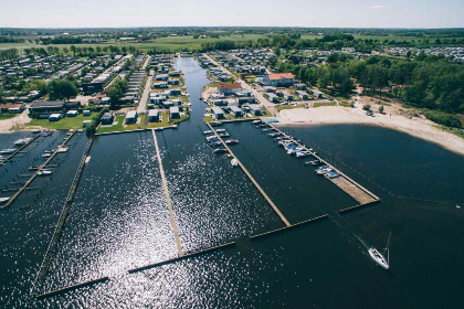 018 Leuk vakantiehuis voor 6 personen op een vakantiepark aan het water