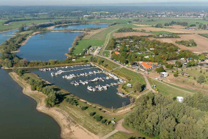 014 Beach House voor vier personen op een vakantiepark aan de IJssel