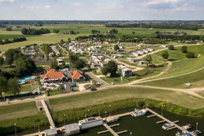 015 Beach House voor vier personen op een vakantiepark aan de IJssel