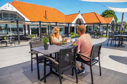 020 Beach House voor vier personen op een vakantiepark aan de IJssel