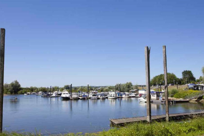 027 Beach House voor vier personen op een vakantiepark aan de IJssel