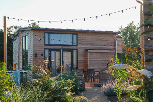 Knus Tiny House voor 4 personen op een waterrijk vakantiepark aan de IJssel