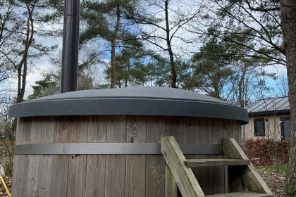 006 Heerlijke chalet voor 4 personen met een hottub in bosrijk gebied