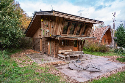 004 Houten chalet met bedstee voor 8 personen in bosrijke omgeving