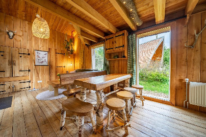 009 Houten chalet met bedstee voor 8 personen in bosrijke omgeving