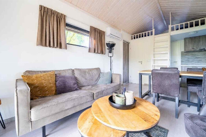 007 Knus Tiny House voor 4 personen in bosrijk gebied