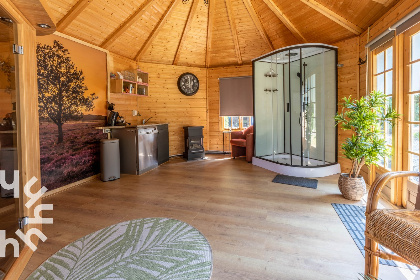 008 Gezellige 2 persoons chalet met bubbelbad en sauna op een unieke locatie op de Veluwe