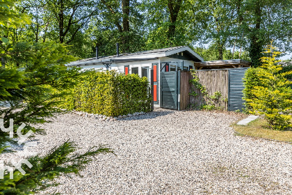 021 Gezellige 2 persoons chalet met bubbelbad en sauna op een unieke locatie op de Veluwe