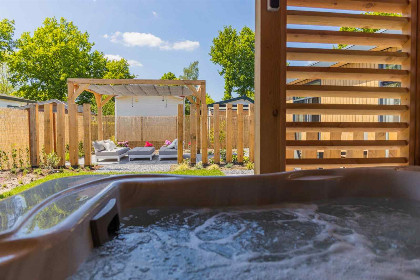 009 Luxe 4 persoons chalet met bubbelbad en sauna op Recreatiepark de Boshoek in Voorthuizen