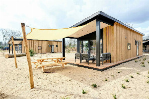 Luxe 4 persoons zandlodge met prive barrelsauna op de Veluwe