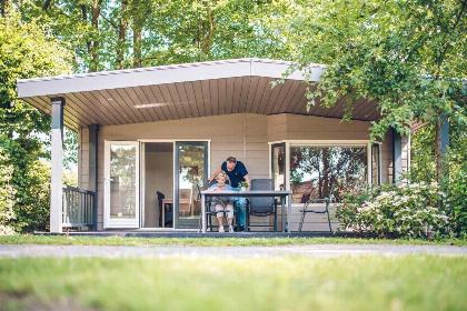 007 Mooi 4 persoons chalet met veranda nabij Voorthuizen op de Veluwe