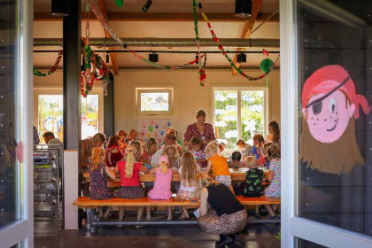 023 Twee knusse 4 persoons chalets bijelkaar op een vakantiepark