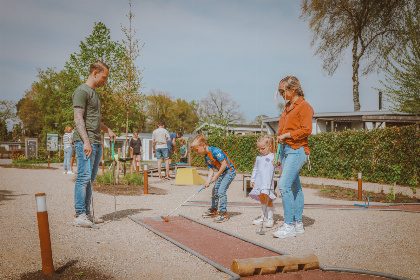 025 Twee knusse 4 persoons chalets bijelkaar op een vakantiepark