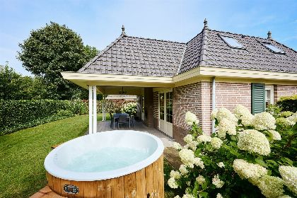 003 Villa de IJsvogel Jacuzzi | 8 Pers