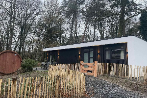 4 persoons natuur lodge met hottub en sauna op een vakantiepark op de Veluwe