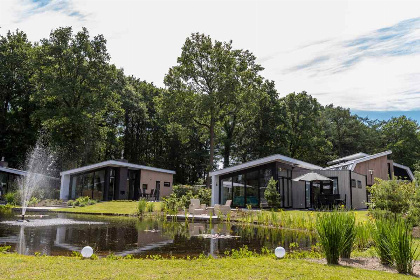 023 4 persoons natuur lodge met hottub en sauna op een vakantiepark op de Veluwe