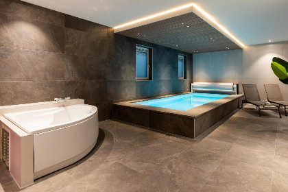 019 Luxe 10 persoons villa met prive zwembad, bubbelbad en sauna op een vakantiepark