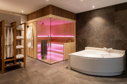 031 Luxe 10 persoons villa met prive zwembad, bubbelbad en sauna op een vakantiepark