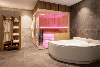 044 Luxe 10 persoons villa met prive zwembad, bubbelbad en sauna op een vakantiepark