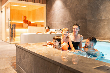 051 Luxe 10 persoons villa met prive zwembad, bubbelbad en sauna op een vakantiepark