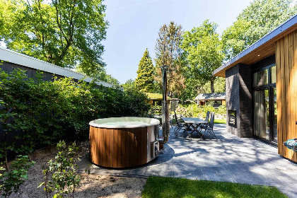 008 Luxe 4 persoons vakantiewoning met sauna en hottub of bubbelbad op de Veluwe