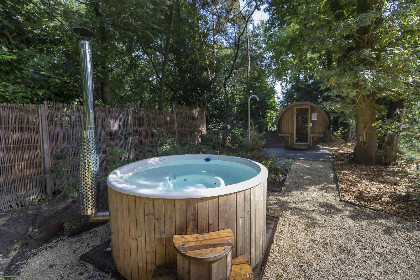 003 Luxe 6 persoons vakantiehuis met sauna en hottub in de tuin op de Veluwe