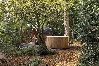 022 Luxe 6 persoons vakantiehuis met sauna en hottub in de tuin op de Veluwe