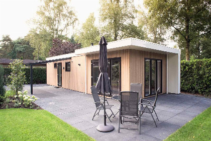 005 Stijlvolle 4 persoons vakantiewoning met veranda op een vakantiepark in de Veluwe