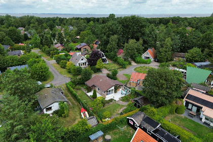 008 Ruim 6 persoons vakantiehuis met mooie tuin, dichtbij de zeehaven in Lauwersoog