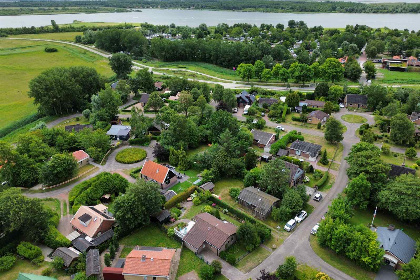 016 Ruim 6 persoons vakantiehuis met mooie tuin, dichtbij de zeehaven in Lauwersoog