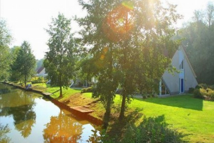 021 Fijn 4 persoons villa aan het water op Villapark Weddermeer met sauna