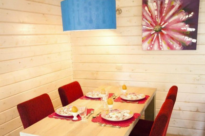 006 4 persoons blokhut met sauna met natuurmeer en zandstrand nabij Venlo