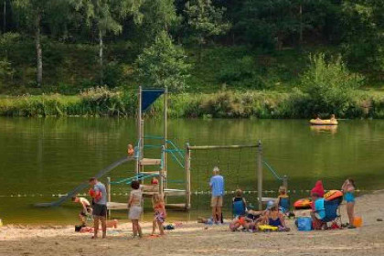 010 4 persoons blokhut met sauna met natuurmeer en zandstrand nabij Venlo