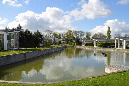 010 4 persoons chalet liggend aan vijver met Sunshower nabij Valkenburg