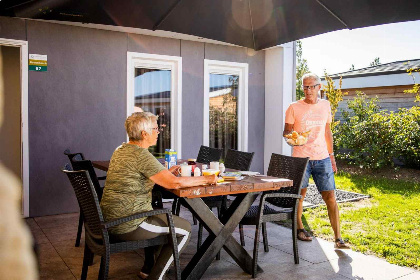 010 Luxe 4 persoons vakantieverblijf met bad, sfeerhaard en tuinhuis nabij Valkenburg