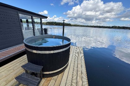 001 Floating in Limburg   hottub