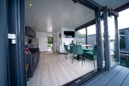 002 Floating in Limburg   hottub