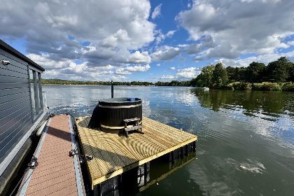 017 Floating in Limburg   hottub