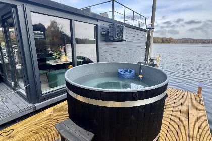 001 Floating in Limburg   rooftop hottub